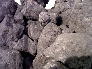 Carbone, esempio di combustibile fossile.