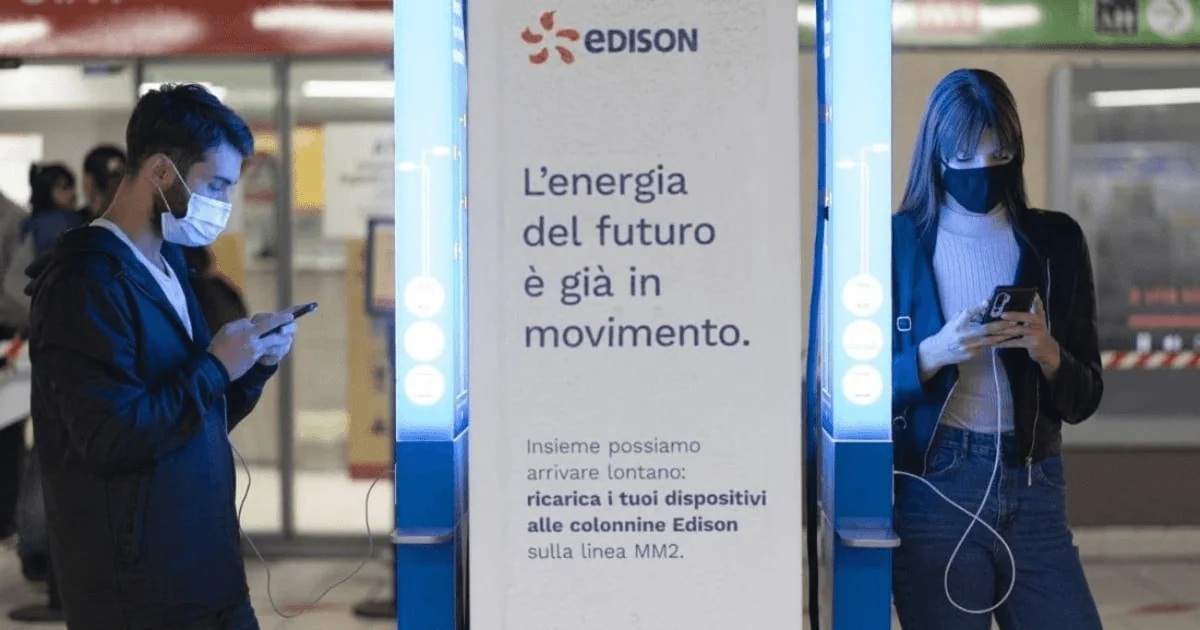 Colonnina di ricarica Edison nella metropolitana di Milano.