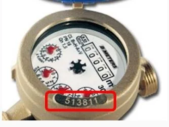 La matricola del contatore acqua sul bordo metallico.