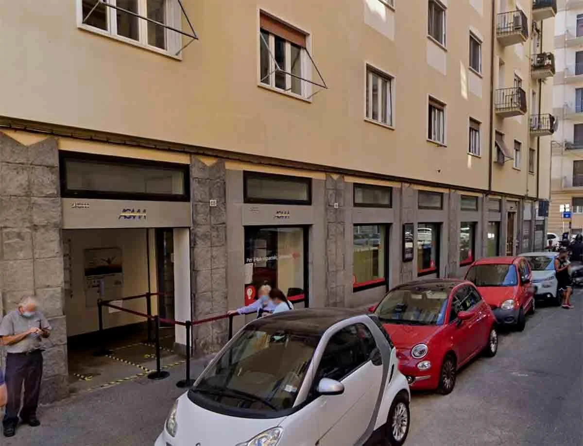 L'ingresso dello sportello Iren di La Spezia in Via Picco 18