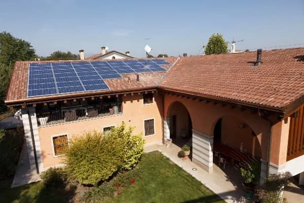 Pannelli solari fotovoltaici sul tetto di una villetta indipendente